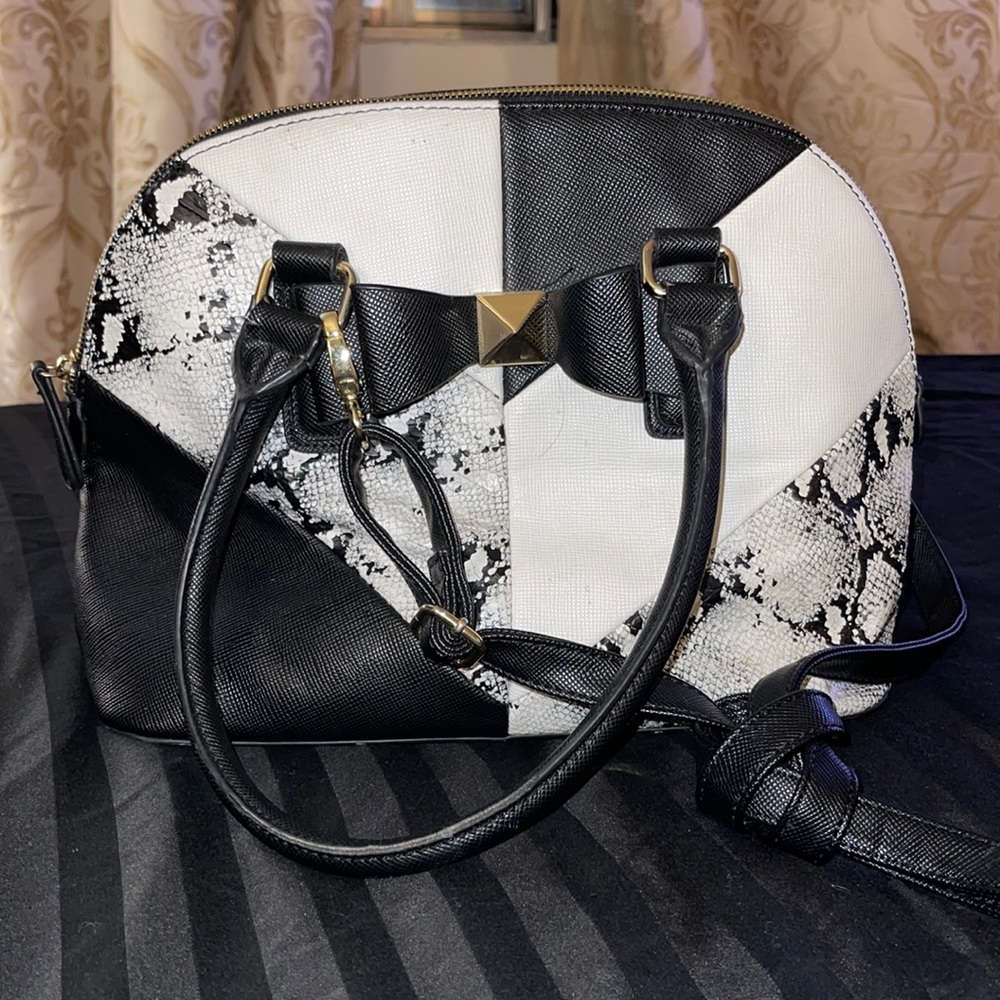 APT 9 crossbody purse medium size black and white